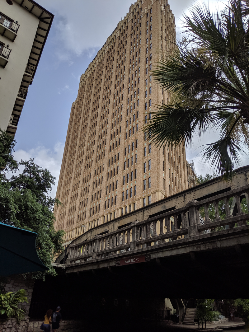 Illustration for article titled Pixel3 (non suffixed) on the Riverwalk + lunch.